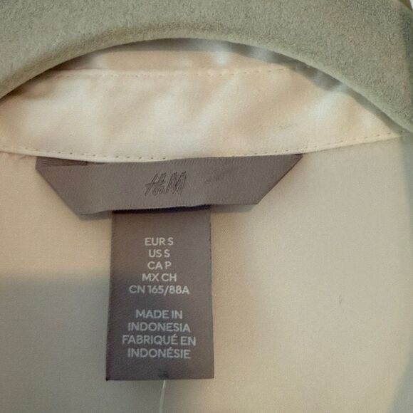 NWT H&M CREAM OFF-WHITE SATIN-Y BLOUSE BUTTON UP COLLAR SIZE SMALL OFFICE WORK - Picture 2 of 9